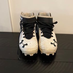 Big Kid Under Armour Baseball Cleats size:5.5 worn one season. Broken in!